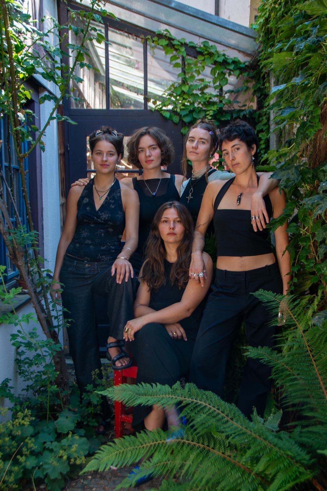 Neue Ausstellung im Gewölbekeller „Woven Bodies, Stitched Apart“