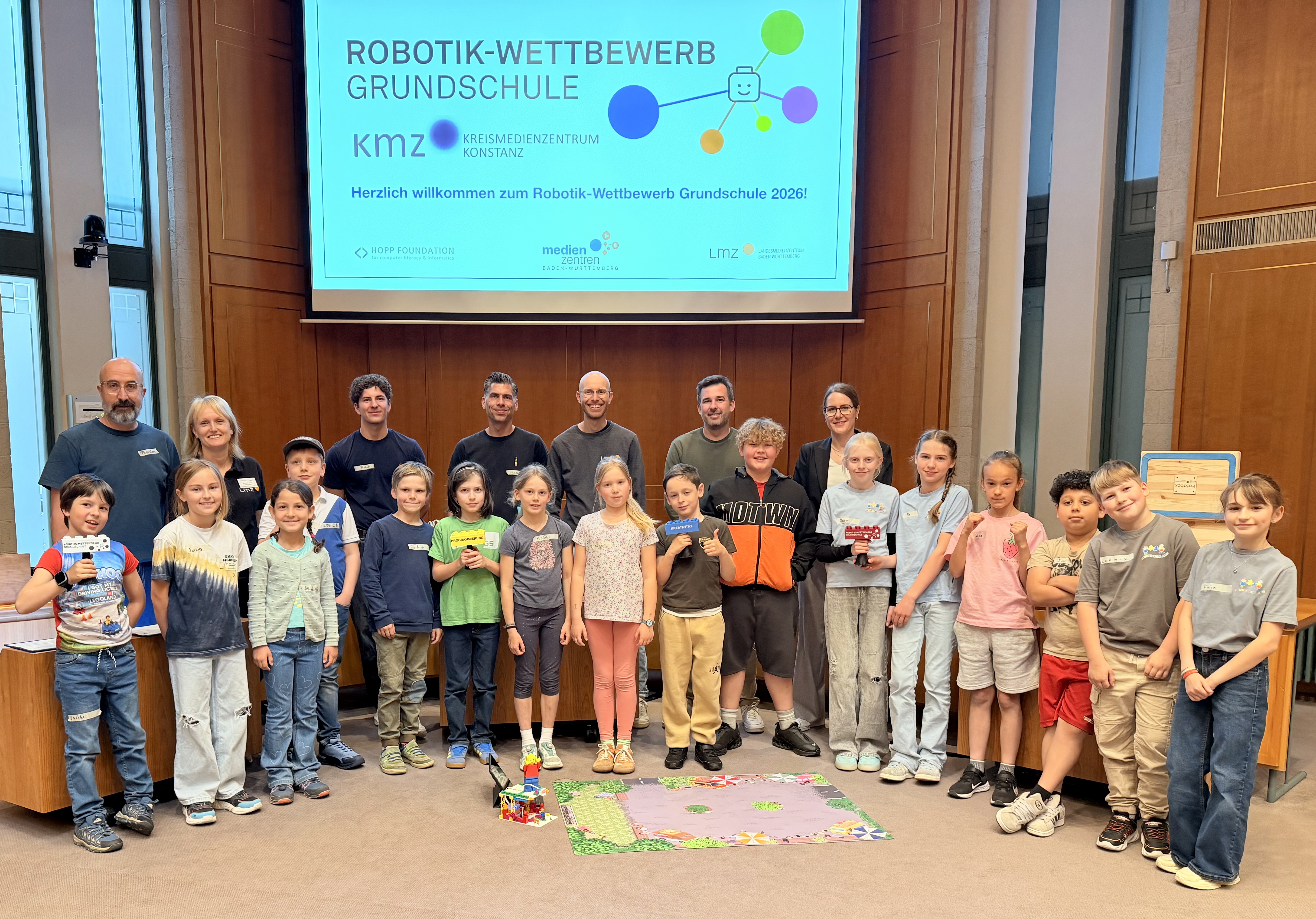 Robotik-Wettbewerb im Landratsamt Konstanz: Grundschulkinder zeigen Kreativität und technisches Geschick